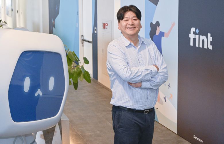 송인성 디셈버앤컴퍼니 대표이사가 15일 서울 강남구 디셈버앤컴퍼니에서 이투데이와 인터뷰에 앞서 포즈를 취하고 있다. 조현호 기자 hyunho@