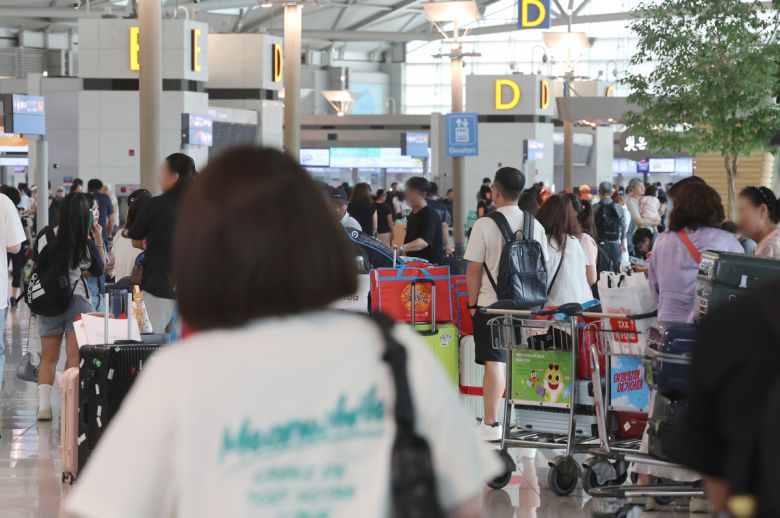 여름휴가 성수기인 3일 인천국제공항 제1여객터미널 출국장이 해외로 출국하는 여행객들로 붐비고 있다.