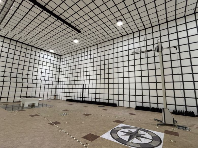 인천 연수구 송도에 위치한 한국전파진흥협회(RAPA) 전파산업클러스터 내 ‘IoT(사물인터넷) 기술지원센터’의 10m EMI 챔버 내부 전경