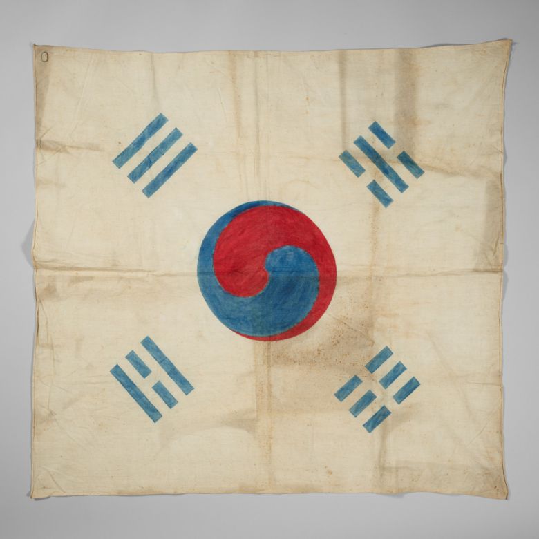 대한민국역사박물관은 서울 종로구 소재 박물관 3층 전시실에서 광복 80주년 기념 특별전 '태극기, 함께해 온 나날들'을 연다고 8일 밝혔다. 사진은 1900년 파리 만국박람회에 출품된 것으로 추정하는 태극기.