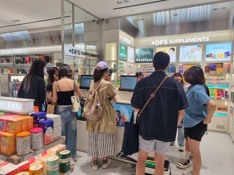 7월 18일 오전 신세계면세점 명동점 11층 '테이스트 오브 신세계'에서 일본인 관광객들이 상품을 구경하고 있다.