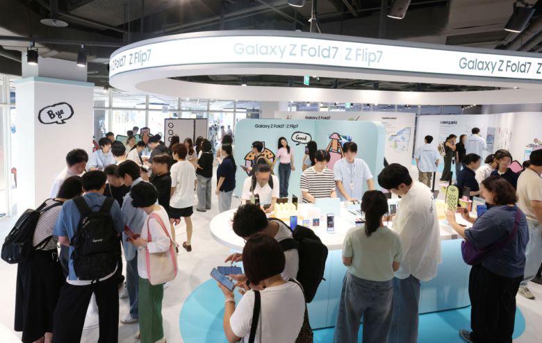 서울 코엑스에서 운영되는 '갤럭시 Z 폴드7∙Z 플립7'과 아티스트 '장 줄리앙(Jean Jullien)'의 협업 체험존 'The Galaxy UNFOLDERS' 전경