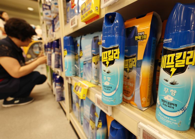 지난달 3일 서울 시내의 한 대형마트에서 직원이 살충제를 진열하고 있다. (뉴시스)