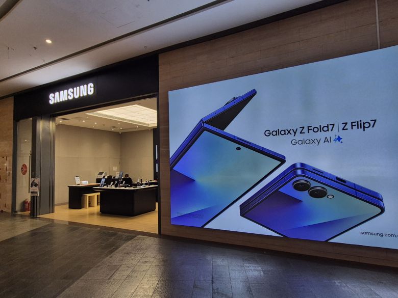 중국 랴오닝성 다롄시 갤러리아 쇼핑센터 내 삼성전자 매장 전경.