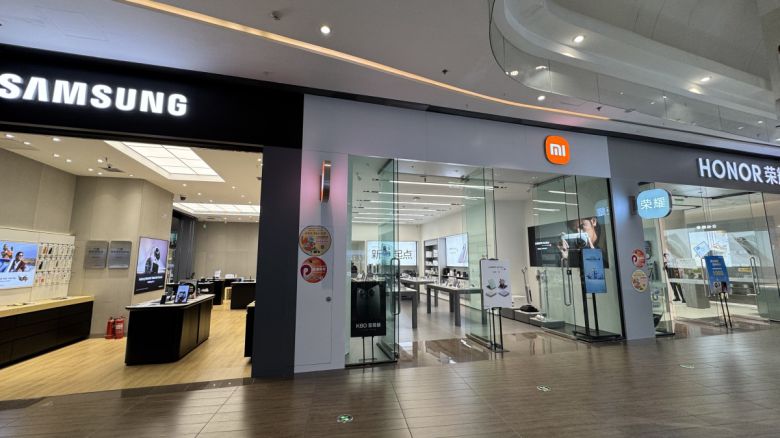 중국 랴오닝성 다롄시 갤러리아 쇼핑센터 내 삼성전자, 샤오미, 아너 매장이 줄지어 있다.
