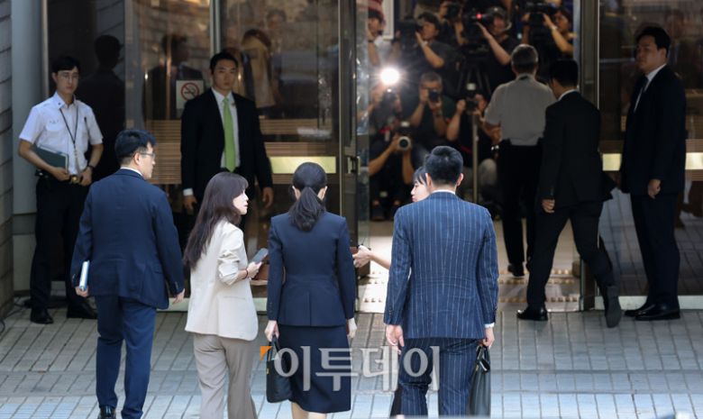 자본시장법 위반, 정치자금법 위반, 특정범죄 가중처벌법상 알선 수재 혐의를 받고 있는 김건희 여사가 12일 서울 서초동 서울중앙지방법원에 영장실질심사를 받기 위해 출석하고 있다. 사진 공동 취재단