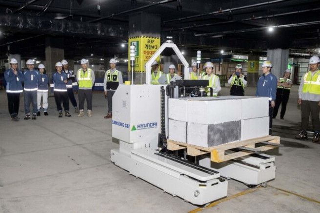 삼성물산과 현대건설이 공동 개발한 '스마트 자재 운반 로봇'이 현장에서 자재를 싣고 이동하고 있는 모습.