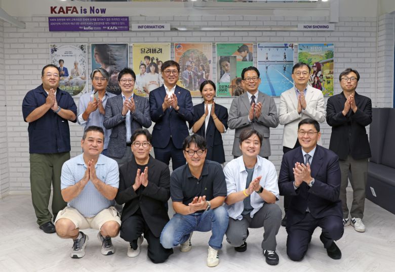 최휘영 문화체육관광부 장관이 14일 서울 마포구 영화진흥위원회 영화교육지원센터에서 연출, 제작, 투자, 배급, 상영, 독립영화, 영화제 등 영화계 각 분야 대표를 만나 영화계 소통 간담회를 마치고 기념촬영을 하고 있다.