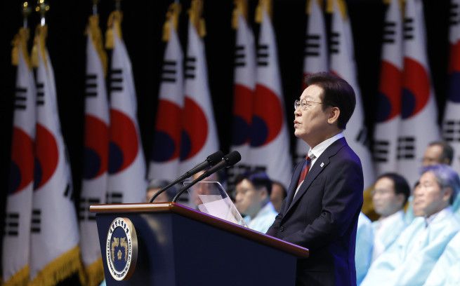 이재명 대통령이 15일 서울 세종문화회관에서 열린 80주년 광복절 경축식에서 경축사를 하고 있다. 2025.8.15 [대통령실통신사진기자단]