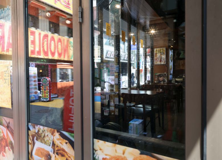 고물가속 경기 둔화세가 이어지면서 2분기 소비자들의 외식·여가 지출이 줄어든 것으로 나타났다. 특히 외식업 중 술집 매출은 1년 전보다 10% 가까이 감소했다. 18일 한국신용데이터(KCD)의 ‘소상공인 동향 리포트’에 따르면 올해 2분기 소상공인 사업장당 매출 평균은 약 4507만 원으로, 직전 분기보다 7.9% 늘었지만 지난해 2분기보다는 0.8% 줄었다. 업종별로 보면, 외식업은 세부 업종 대부분에서 매출이 쪼그라들었다. 1년 전과 비교해 술집이 -9.2%로 타격이 가장 컸고, 분식(-3.7%)과 아시아음식(-3.6%), 패스트푸드(-3.0%)와 카페(-2.4%)가 그 뒤를 이었다. 서비스업에서는 노래방, 피시방 업종의 부진이 -8.3%로 두드러졌으며 숙박·여행서비스업 매출도 –3.2% 감소했다. 이날 서울의 한 먹자골목이 한산한 모습을 보이고 있다. 신태현 기자 holjjak@