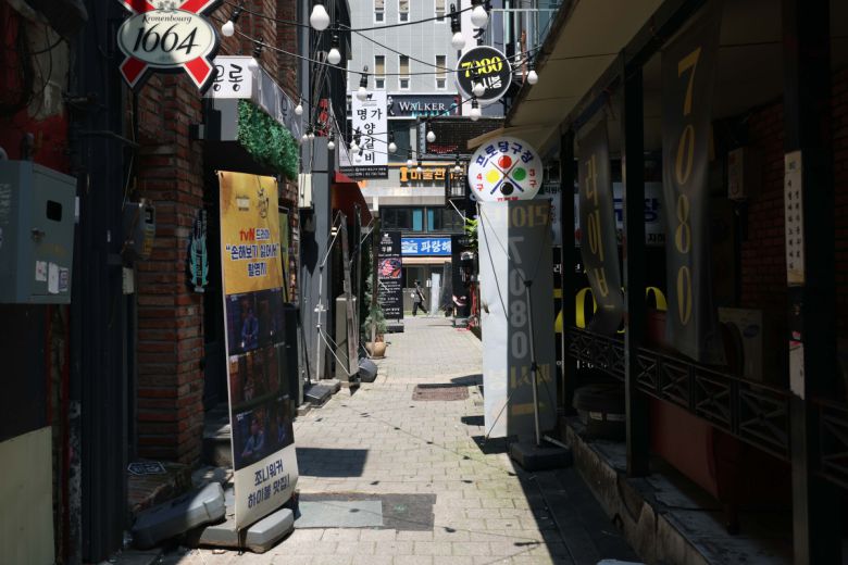 고물가속 경기 둔화세가 이어지면서 2분기 소비자들의 외식·여가 지출이 줄어든 것으로 나타났다. 특히 외식업 중 술집 매출은 1년 전보다 10% 가까이 감소했다. 18일 한국신용데이터(KCD)의 ‘소상공인 동향 리포트’에 따르면 올해 2분기 소상공인 사업장당 매출 평균은 약 4507만 원으로, 직전 분기보다 7.9% 늘었지만 지난해 2분기보다는 0.8% 줄었다. 업종별로 보면, 외식업은 세부 업종 대부분에서 매출이 쪼그라들었다. 1년 전과 비교해 술집이 -9.2%로 타격이 가장 컸고, 분식(-3.7%)과 아시아음식(-3.6%), 패스트푸드(-3.0%)와 카페(-2.4%)가 그 뒤를 이었다. 서비스업에서는 노래방, 피시방 업종의 부진이 -8.3%로 두드러졌으며 숙박·여행서비스업 매출도 –3.2% 감소했다. 이날 서울의 한 먹자골목이 한산한 모습을 보이고 있다. 신태현 기자 holjjak@