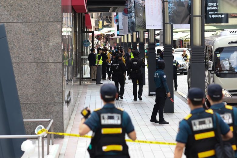 5일 서울 중구 명동 신세계백화점 본점에 폭발물을 설치했다는 협박 글이 인터넷 커뮤니티에 올라와 신고받고 출동한 경찰이 수색하고 있다.