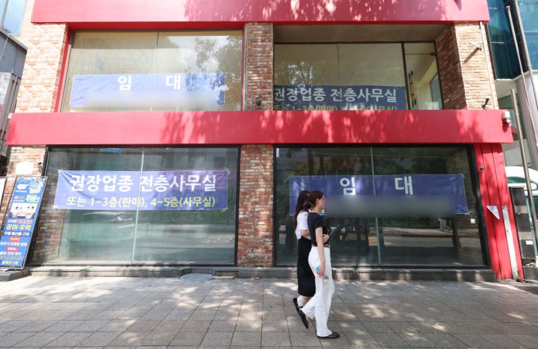 고물가속 경기 둔화세가 이어지면서 2분기 소비자들의 외식·여가 지출이 줄어든 것으로 나타났다. 특히 외식업 중 술집 매출은 1년 전보다 10% 가까이 감소했다. 18일 한국신용데이터(KCD)의 ‘소상공인 동향 리포트’에 따르면 올해 2분기 소상공인 사업장당 매출 평균은 약 4507만 원으로, 직전 분기보다 7.9% 늘었지만 지난해 2분기보다는 0.8% 줄었다. 업종별로 보면, 외식업은 세부 업종 대부분에서 매출이 쪼그라들었다. 1년 전과 비교해 술집이 -9.2%로 타격이 가장 컸고, 분식(-3.7%)과 아시아음식(-3.6%), 패스트푸드(-3.0%)와 카페(-2.4%)가 그 뒤를 이었다. 서비스업에서는 노래방, 피시방 업종의 부진이 -8.3%로 두드러졌으며 숙박·여행서비스업 매출도 –3.2% 감소했다. 이날 서울의 한 먹자골목에 임대 안내문이 게시돼 있다. 신태현 기자 holjjak@