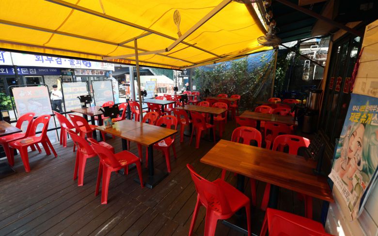 고물가속 경기 둔화세가 이어지면서 2분기 소비자들의 외식·여가 지출이 줄어든 것으로 나타났다. 특히 외식업 중 술집 매출은 1년 전보다 10% 가까이 감소했다. 18일 한국신용데이터(KCD)의 ‘소상공인 동향 리포트’에 따르면 올해 2분기 소상공인 사업장당 매출 평균은 약 4507만 원으로, 직전 분기보다 7.9% 늘었지만 지난해 2분기보다는 0.8% 줄었다. 업종별로 보면, 외식업은 세부 업종 대부분에서 매출이 쪼그라들었다. 1년 전과 비교해 술집이 -9.2%로 타격이 가장 컸고, 분식(-3.7%)과 아시아음식(-3.6%), 패스트푸드(-3.0%)와 카페(-2.4%)가 그 뒤를 이었다. 서비스업에서는 노래방, 피시방 업종의 부진이 -8.3%로 두드러졌으며 숙박·여행서비스업 매출도 –3.2% 감소했다. 이날 서울의 한 먹자골목이 한산한 모습을 보이고 있다. 신태현 기자 holjjak@