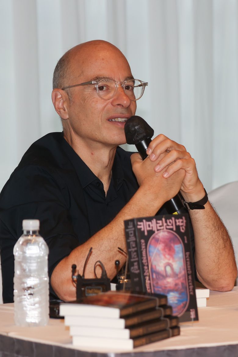베르나르 베르베르 작가가 20일 서울 중구 앰배서더 서울 풀만 호텔에서 열린 신작 '키메라의 땅' 출간 기념 방한 기자간담회에서 인사말을 하고 있다.
