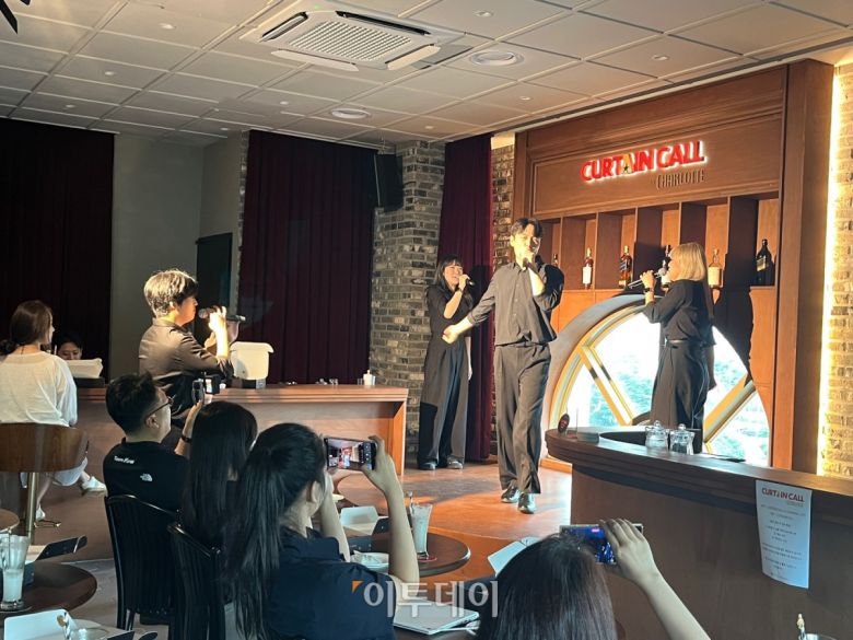 21일 샤롯데씨어터는 이날 '커튼콜 인 샬롯' 언론 공개회를 개최하고 "뮤지컬을 미식으로 확장한 뮤지컬펍으로 뮤지컬 공연을 보다 색다르고 자유롭게 즐길 수 있는 공간"이라며 해당 기획을 설명했다. 커튼콜 직원들이 언론 공개회에서 시연 공연을 하고 있는 모습.