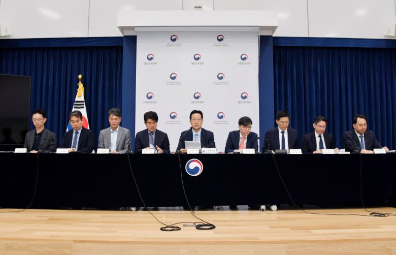 윤인대 기획재정부 차관보(가운데)가 19일 정부세종청사에서 진행된 '새정부 경제성장전략' 상세 브리핑에서 모두발언을 하고 있다.