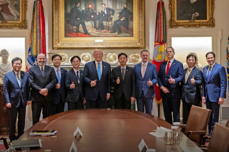 도널드 트럼프 미국 대통령이 지난달 30일(현지시간) 워싱턴DC 백악관에서 한국 정부 협상단과 무역 합의를 타결한 이후 단체사진을 함께 찍고 있다.