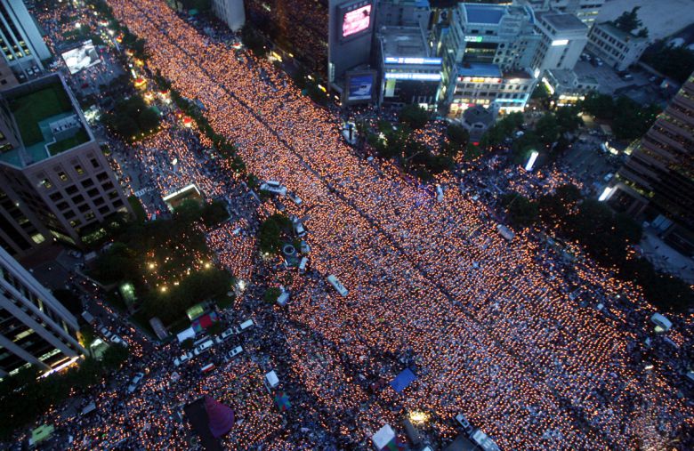 지난달 31일 한미 통상협상에서 우리 정부가 쌀과 소고기 시장 추가 개방을 막아내면서 농업 분야에서는 일부 성과를 거뒀다는 평가가 나온다. 협상단은 우리나라가 농축산물 시장 개방에 정치·정서적으로 민감하다는 점을 알리기 위해 지난 2008년의 광우병 집회 사진을 미국측에 제시한 것으로 알려졌다. 사진은 2008년 6월 촛불집회 모습.