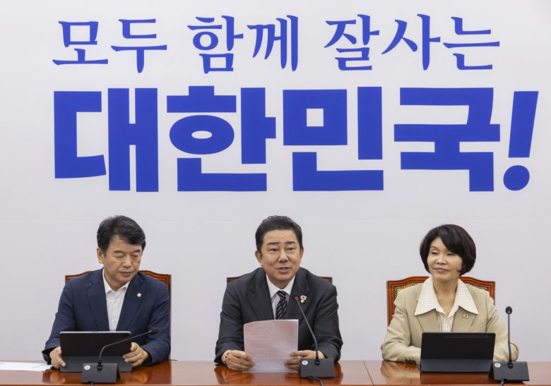 김병기 더불어민주당 원내대표가 26일 국회에서 열린 원내대책회의에서 9월 정기국회에서 추진할 정책방향을 말하고 있다.