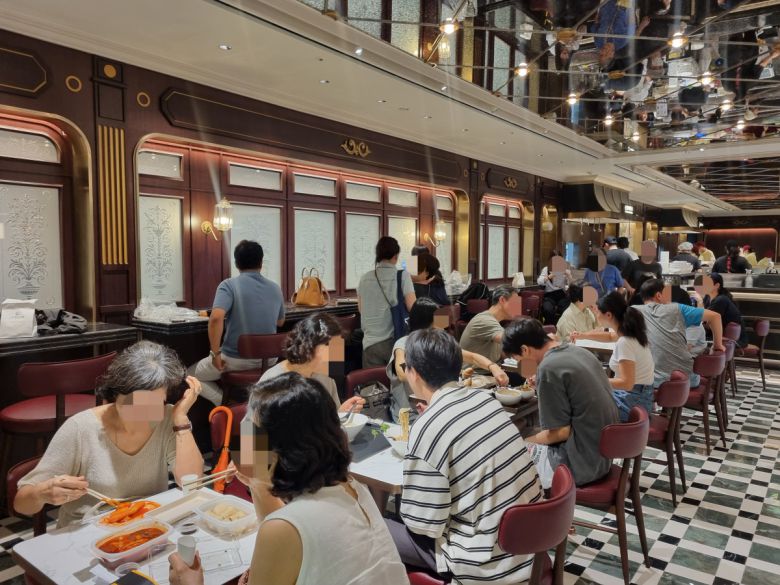 8월 26일 오전 11시 30분께 신세계 강남점 식품관 프리미엄 델리 전문관 내 마련된 좌석에 앉아 사람들이 다양한 음식을 즐기고 있다.