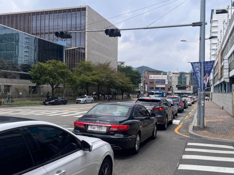 디에이치 아델스타 단지 예정지 바로 앞에 길게 늘어선 차량 행렬. 코스트코 주차장으로 들어가기 위한 차량들이다. 좌측에는 LG전자 서초 R&D 캠퍼스가 있다.