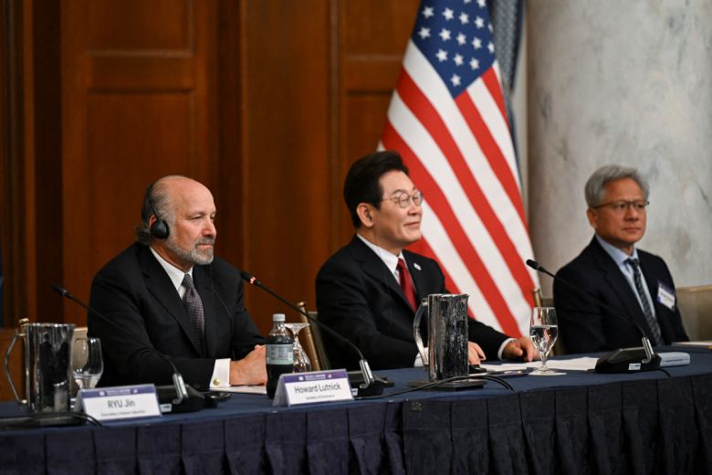 하워드 러트닉(왼쪽) 미국 상무장관이 이재명 대통령이 참석한 한미 비즈니스 라운드테이블에 함께하고 있다. 워싱턴D.C./로이터연합뉴스