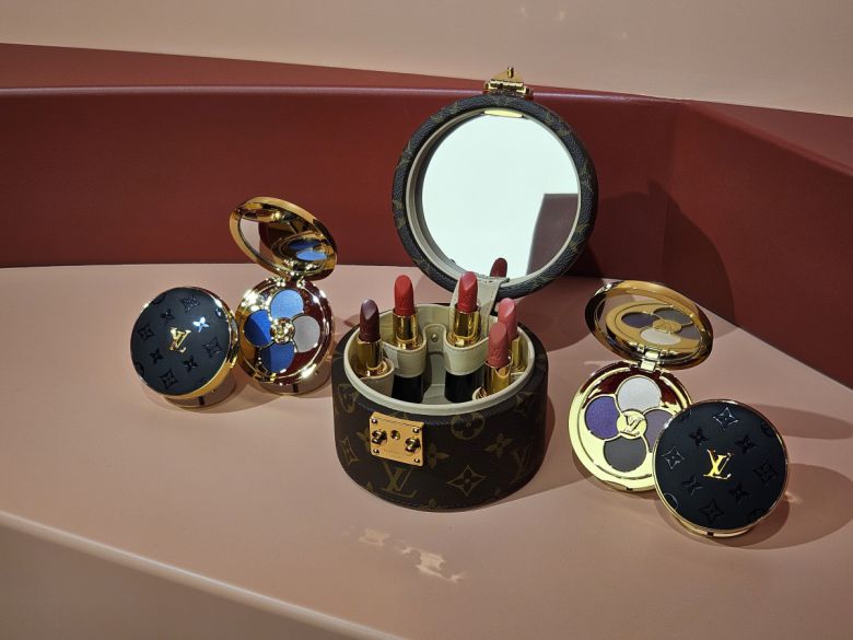 605만 원의 ‘스폿 립스틱 케이스’(가운데)