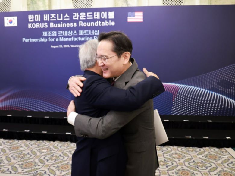 이재용(오른쪽) 삼성전자 회장이 25일(현지시간) 미국 워싱턴DC 윌라드 호텔에서 열린 한미 비즈니스 라운드 테이블에서 젠슨 황 엔비디아 최고경영자와 포옹하고 있다.