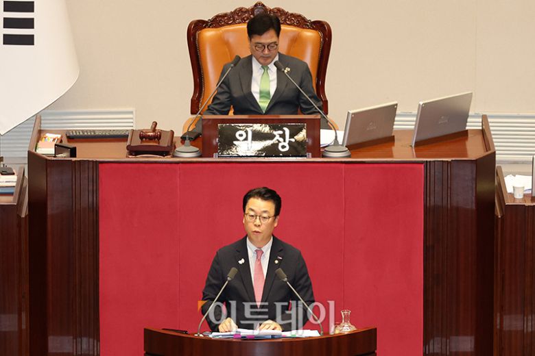 24일 서울 여의도 국회에서 열린 본회의에서 상법 일부개정법률안과 관련해 곽규택 국민의힘 의원이 무제한토론(필리버스터)을 하고 있다. 고이란 기자 photoeran@