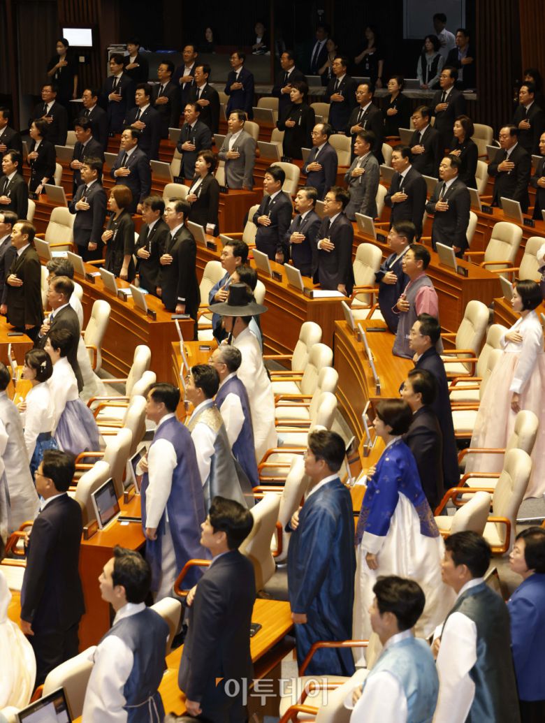 1일 서울 여의도 국회에서 열린 제429회 국회(정기회) 개회식에서 의원들이 한복을 입고 있다. 이날 국민의힘은 여당에 대한 항의의 의미를 담아 상복 차림으로 참석했다. 사진=고이란 기자 photoeran@