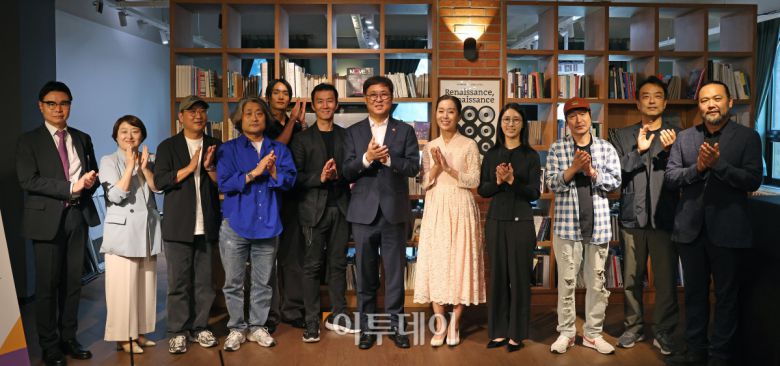 최휘영 문화체육관광부 장관이 2일 서울 종로구 예술가의 집에서 공연예술 분야 현장예술인을 만나 간담회를 마치고 기념촬영을 하고 있다.