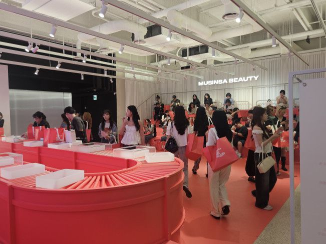 28일 성수동에 마련된 무신사 뷰티 페스타 팝업 스토어 1층 고객이 자신의 화장품을 소개하는 ‘왓츠 인 마이 파우치 존'이 보이고 있다.