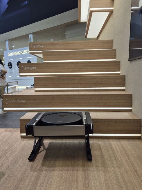 모바 로봇청소기 '제우스(ZEUS) 60’이 계단을 오르고 있다.