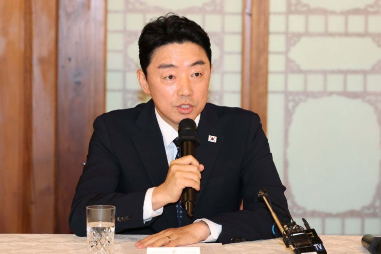 강훈식 대통령 비서실장이 10일 서울 종로구 총리공관에서 열린 고위당정협의회에서 발언하고 있다. 신태현 기자 holjjak@