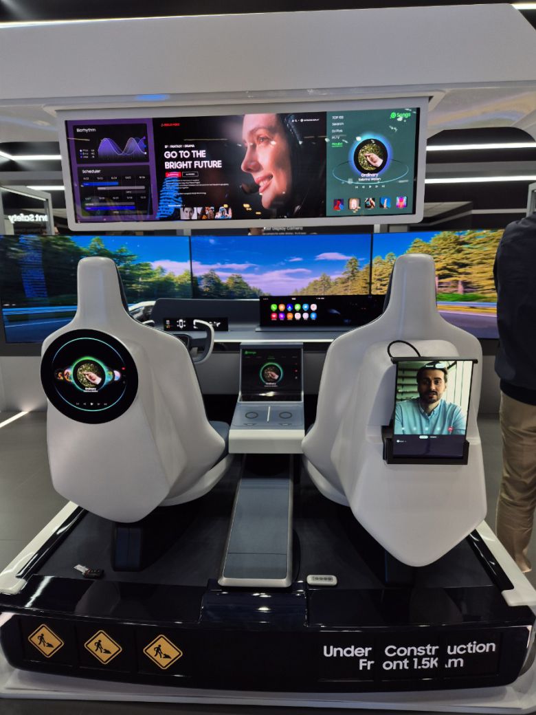 운전석과 동반석 사이 센터페시아에는 14.4형 ‘플렉시블L’ 디스플레이가 전시된다. ‘니은(L)’자 형태의 구부러진 디스플레이는 공조 시스템, 차량 상태 정보, 차량 설정 등 운전자와 동승자가 자주 사용하는 기능을 직관적으로 조작할 수 있게 배치된다. 권태성 기자 tskwon@