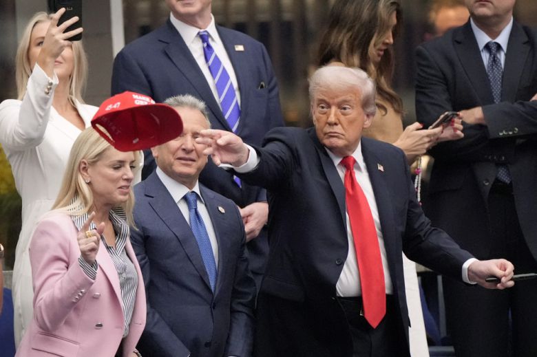 7일(현지시간) 스페인의 카를로스 알카라스가 남자 단식 결승에서 우승한 뒤, 도널드 트럼프 미국 대통령이 모자를 던지고 있다.