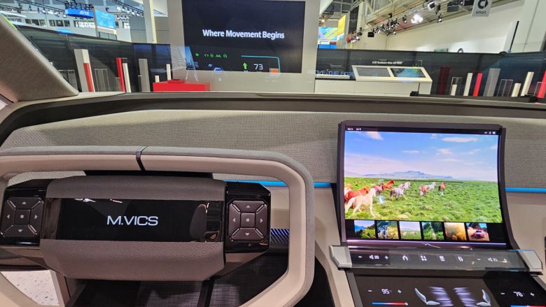 8일(현지시간) 독일 뮌헨 메쎄에서 열린 'IAA 모빌리티 2025' 프레스데이 현대모비스 부스에서 관람객이 현대모비스 기술이 접목된 데모카 모습.