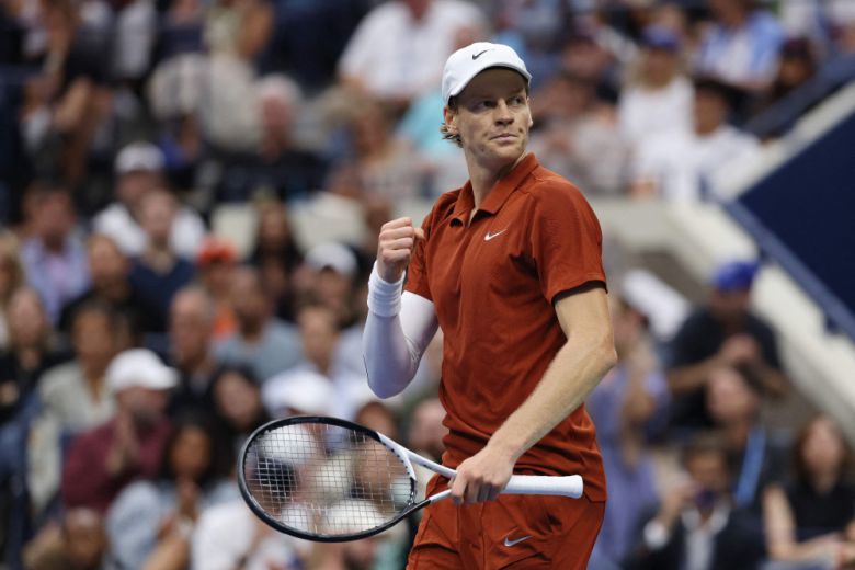 7일(현지시간) 이탈리아의 야닉 시너가 2025 US오픈 남자 단식 결승전 2세트를 따낸 뒤 환호하고 있다.