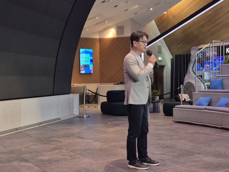 윤철웅 삼성전자 영국법인장 상무가 발표하고 있다.