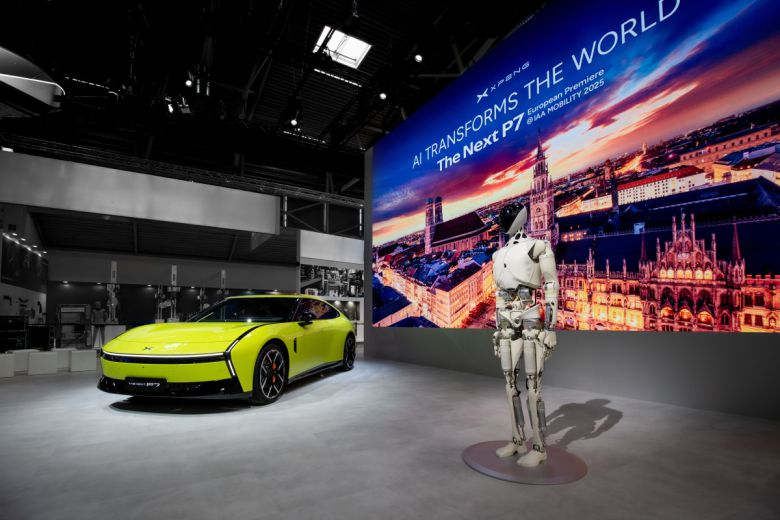 샤오펑 ‘넥스트 P7’(왼쪽)과 휴머노이드 로봇 '아이언'