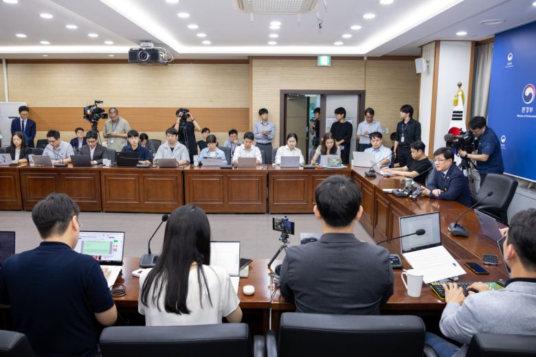 김성환 환경부 장관이 9일 서울 서초구 한강홍수통제소에서 환경부 출입기자단과 간담회를 열고 기자들의 질의에 답하고 있다.