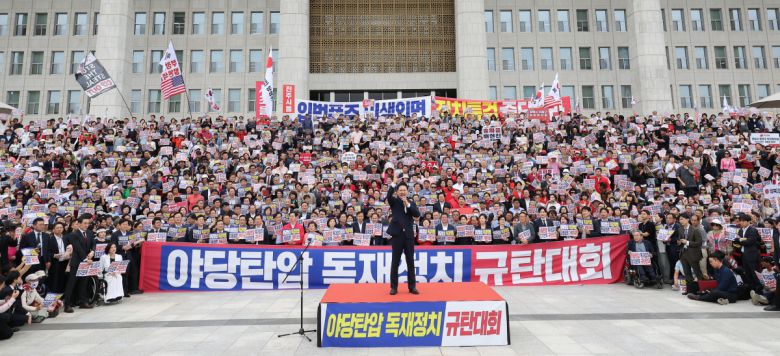 장동혁 국민의힘 대표가 12일 서울 여의도 국회 본청 앞 계단에서 열린 '야당 탄압 독재정치 규탄 대회'에서 발언하고 있다.