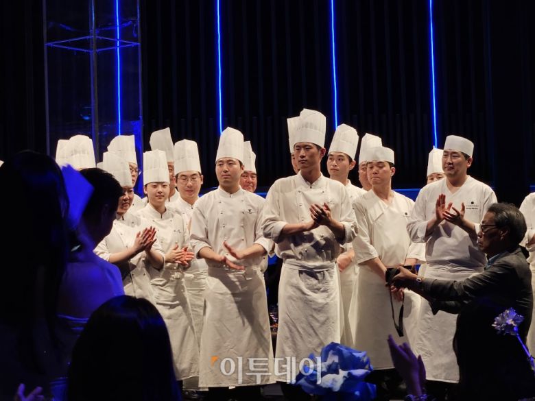 JW메리어트 호텔 서울 개관 25주년 기념 갈라 행사에서 셰프들이 관객들에게 인사하고 있다.