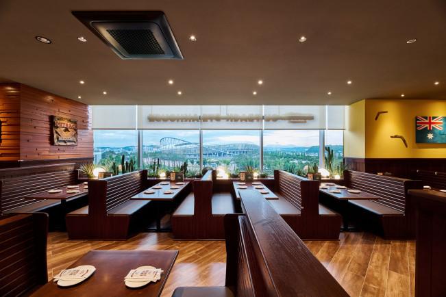 아웃백 진주롯데몰점 내부 전경이 보이고 있다.