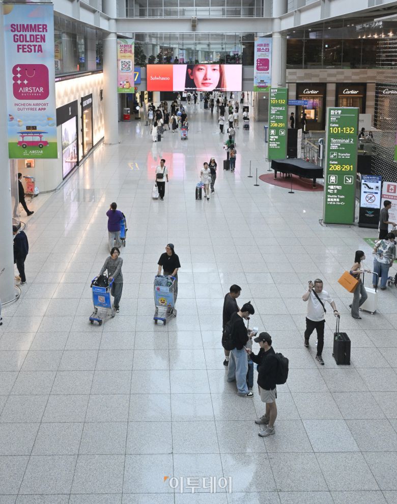 인천국제공항 제1여객터미널 면세구역에서 이용객들이 발걸음을 옮기고 있다. 조현호 기자 hyunho@