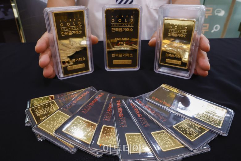 9일 서울 종로구 한국금거래소에서 관계자가 골드바를 정리하고 있다. 조현호 기자 hyunho@