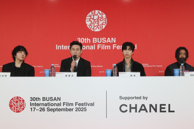 변성현(왼쪽부터) 감독, 배우 설경구, 홍경, 야마다 타카유키가 19일 부산 해운대구 우동 영화의전당에서 열린 제30회 부산국제영화제 '굿뉴스' 기자회견에서 인사말을 하고 있다.