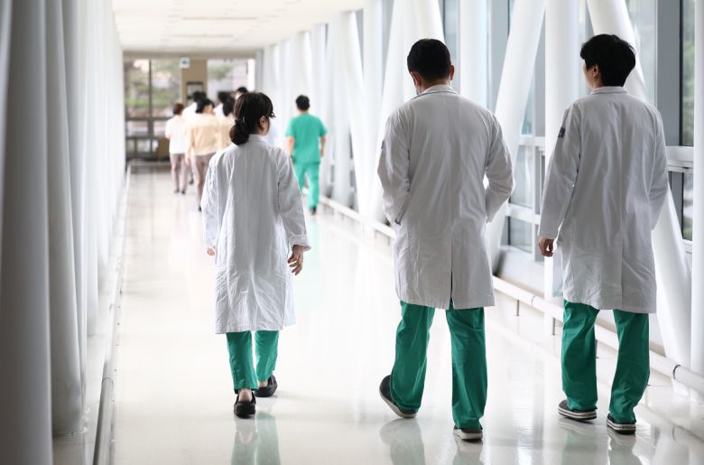 서울 시내 한 대형병원에서 의료진이 이동하고 있다.