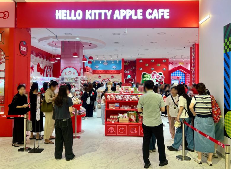 부산 지역 최초로 선보이는 헬로키티 애플카페.